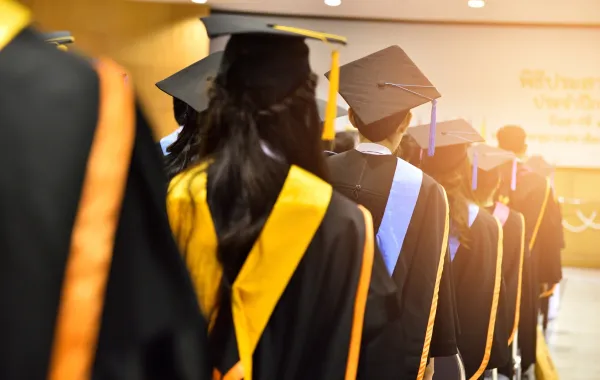 عبارات إهداء للأصدقاء لمشاركة فرحة التخرج 