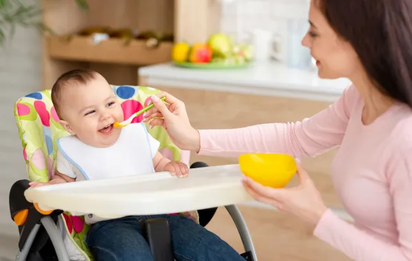 صورة لأم تطعم رضيعها