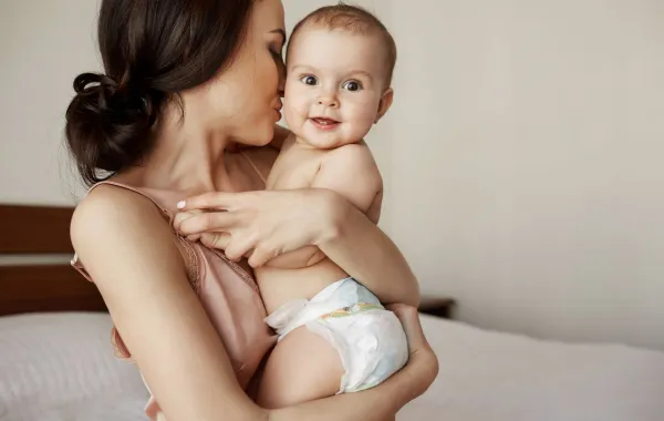 صورة لام تهتم بطفلها صيفا