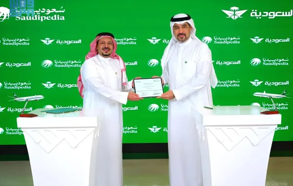  الرئيس التنفيذي لمبادرة "سعوديبيديا" خالد عبدالله قطان ونائب الرئيس للتسويق في "الخطوط السعودية" عصام أخونباي. الصورة من واس