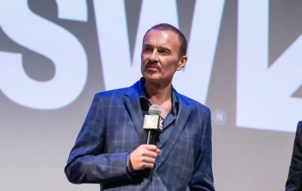 جوليان مكماهون في مسرح زاك في أوستن، تكساس (Julian McMahon at ZACH Theatre in Austin, Texas). مصدر الصورة: Marcus Ingram/Getty Images for The Surfer/AFP