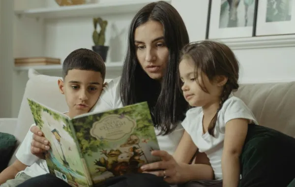 صورة أم تقرأ
