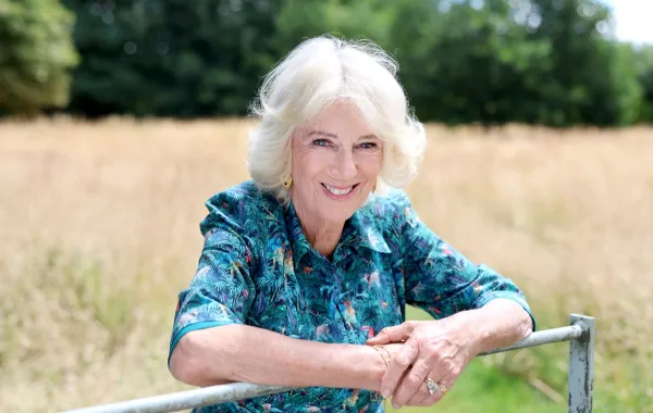 الملكة كاميلا من حديقة منزل راي ميل ( Queen Camilla from the garden of Ray Mill House ). مصدر الصورة: Chris Jackson / BUCKINGHAM PALACE / AFP