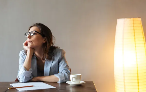 امرأة تفكّر وتدوّن الملاحظات