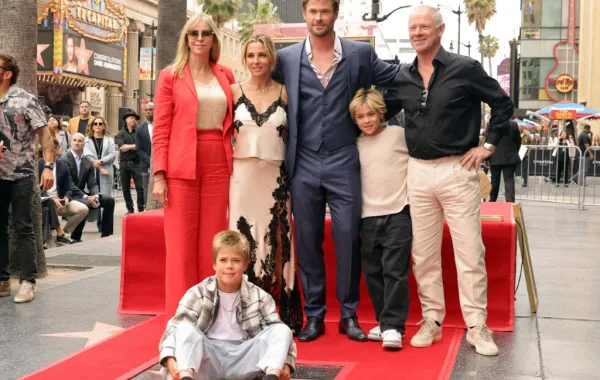 عائلة كريس هيمسورث  Chris Hemsworthمصدر الصورة KEVIN WINTER / GETTY IMAGES NORTH AMERICA / Getty Images via AFP