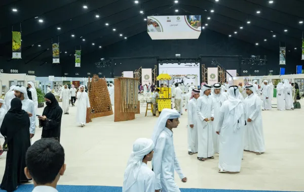 زوار مهرجان ليوا للرطب. الصورة من وكالة الأنباء الإماراتية "وام"