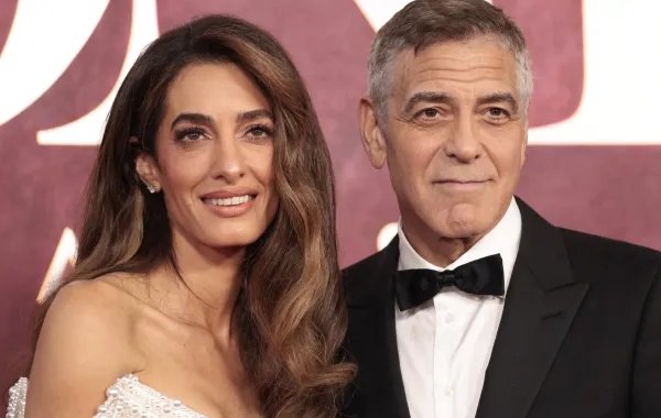 جورج كلوني وزوجته أمل كلوني في حفل Tony Awards نيويورك - George Clooney and  Amal Clooney in New York -مصدر الصورة Kena BETANCUR / AFP
