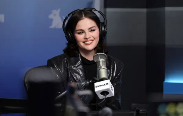سيلينا غوميز في مدينة نيويورك (Selena Gomez in New York City). مصدر الصورة: Cindy Ord / GETTY IMAGES NORTH AMERICA / Getty Images via AFP