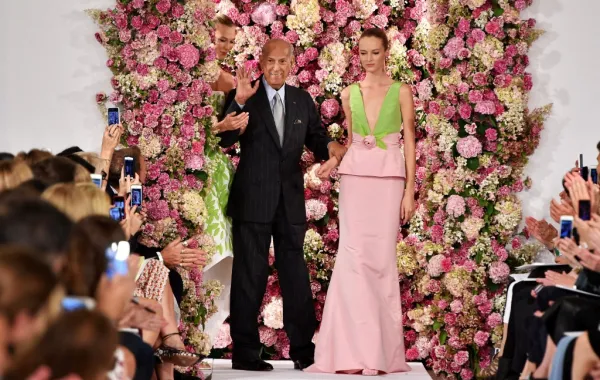 المصمم أوسكار دي لارنتا Oscar De Larenta- (مصدر الصورة  Slaven Vlasic /Getty Images via AFP)