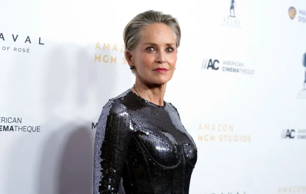 شارون ستون في بيفرلي هيلز، كاليفورنيا (Sharon Stone in Beverly Hills, California). مصدر الصورة: Presley Ann/Getty Images for American Cinematheque/AFP