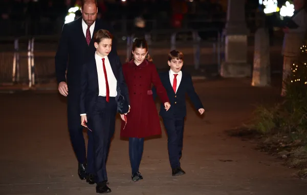 الأمير ويليام، والأمير جورج والأميرة شارلوت والأمير لويس في كنيسة وستمنستر بلندن ( Prince William, Prince George, Princess Charlotte and Prince Louis at Westminster Abbey in London ). مصدر الصورة:HENRY NICHOLLS / AFP