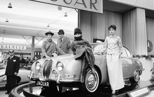 عرض أزياء للمصمم بيار كاردان عام 1963 من وحي سيارة جاغوار Jaguar "S"- مصدر الصورة AFP