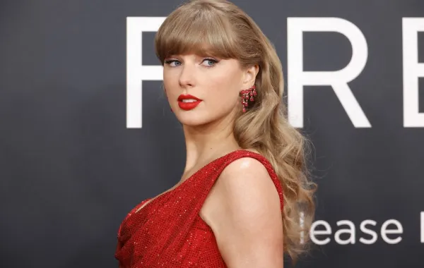 تايلور سويفت في حفل توزيع جوائز غرامي (  Taylor Swift at the Grammy Awards). مصدر الصورة:Frazer Harrison / GETTY IMAGES NORTH AMERICA / Getty Images via AFP