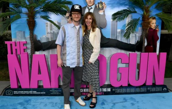 أكيفا شافر وإيريكا هوغينز في استوديوهات باراماونت بلوس أنجلوس (Akiva Schaffer and Erica Huggins at Paramount Pictures Studios in Los Angeles). تصوير: Unique Nicole / Getty Images for Paramount Pictures