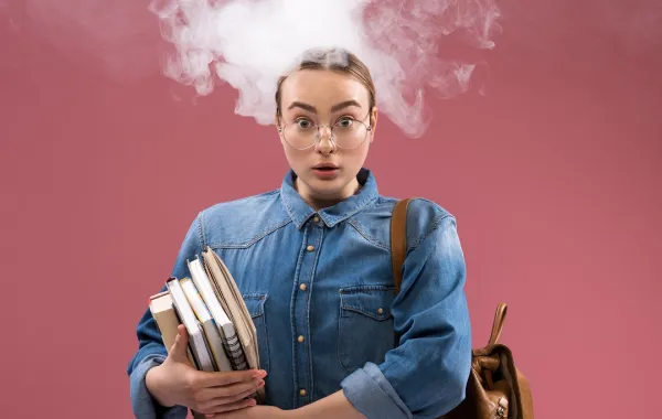 صورة لمراهقة تحمل طاقة عالية 