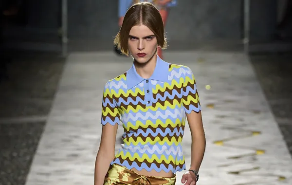 قميص من فيرساتشي Versace- الصورة من Launchmetrics/Spotlight ©
