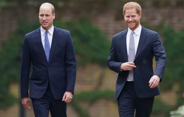 الأمير ويليام والأمير هاري في حديقة سانكن في قصر كنسينغتون، لندن (Prince William and Prince Harry at The Sunken Garden in Kensington Palace, London). مصدر الصورة: Yui Mok / POOL / AFP