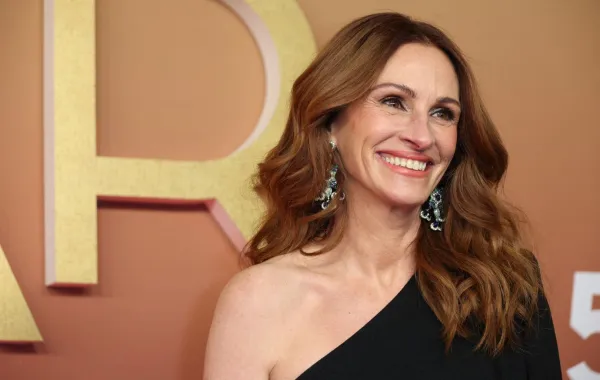 جوليا روبرتس في قاعة أولمبيا في باريس (Julia Roberts at the Olympia venue in Paris). مصدر الصورة: Thomas SAMSON / AFP