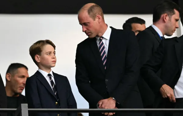 الأمير ويليام والأمير جورج في الملعب الأولمبي في برلين (Prince William and Prince George at the Olympiastadion in Berlin). مصدر الصورة: INA FASSBENDER / AFP