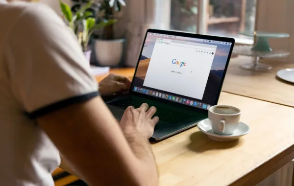 تعمل هذه الميزة بواسطة نموذج Gemini