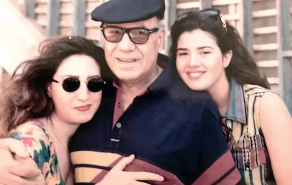 فريد شوقي متوسطًا ابنتيه رانيا وعبير- الصورة من حساب ابنته رانيا على إنستغرام
