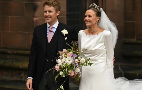 هيو غروسفينور وأوليفيا هينسون في كاتدرائية تشيستر في تشيستر، شمال إنجلترا (Hugh Grosvenor and bride Olivia Henson at Chester Cathedral in Chester, northern England). مصدر الصورة: Oli SCARFF / AFP