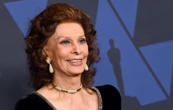 صوفيا لورين في قاعة راي دولبي في مركز هوليوود وهايلاند في هوليوود، كاليفورنيا (Sophia Loren at The Ray Dolby Ballroom at Hollywood & Highland Center in Hollywood, California). مصدر الصورة:  KEVIN WINTER / GETTY IMAGES NORTH AMERICA / Getty Images via AFP