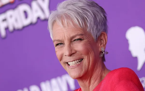 جيمي لي كورتيس في مسرح إل كابيتان في لوس أنجلوس (Jamie Lee Curtis at the El Capitan Theatre in Los Angeles). مصدر الصورة: VALERIE MACON / AFP