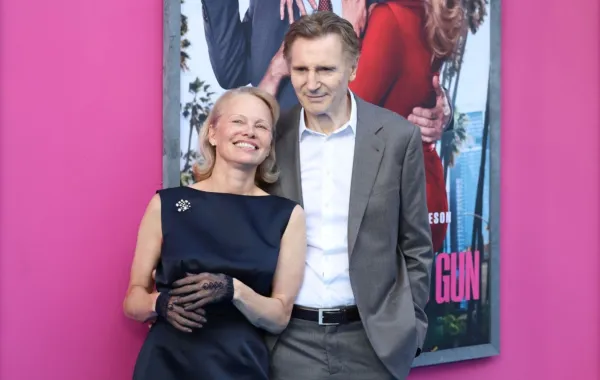 باميلا أندرسون وليام نيسون في مدينة نيويورك (Pamela Anderson and Liam Neeson in New York City). مصدر الصورة: CHARLY TRIBALLEAU / AFP