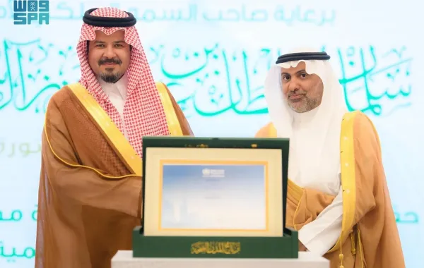 الأمير سلمان بن سلطان بن عبدالعزيز يتسلم شهادة الاعتماد من وزير الصحة الأستاذ فهد بن عبدالرحمن الجلاجل. الصورة من وكالة الأنباء السعودية "واس"