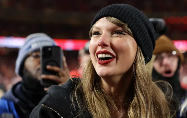تايلور سويفت في ملعب أروهيد بمدينة كانساس سيتي، ميزوري (Taylor Swift at GEHA Field at Arrowhead Stadium in Kansas City, Missouri). مصدر الصورة: David Eulitt/Getty Images/AFP