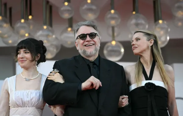 غييرمو ديل تورو والضيوف Guillermo Del Toro and guests, مهرجان فينيسيا 2025 (مصدر الصورة: Tiziana FABI / AFP)
