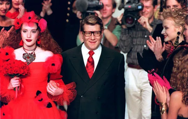 إيف سان لوران (French fashion designer Yves Saint Laurent). مصدر الصورة: PATRICK KOVARIK / AFP