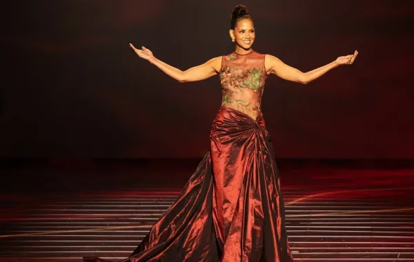 هالي بيري Halle Berry من عرض1001 موسم  لإيلي صعب في الرياض