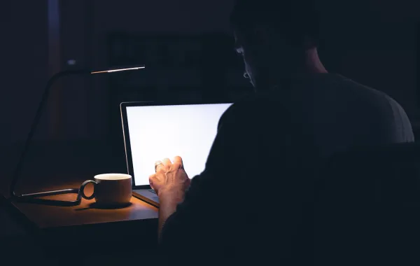 لماذا يثير بعض الموظفين فضول زملائهم أكثر من إعجابهم؟