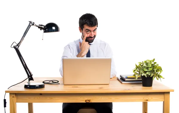 كيف تتخلص من عادة التحقق المستمر التي تسرق تركيزك وتُضعف إنتاجيتك؟