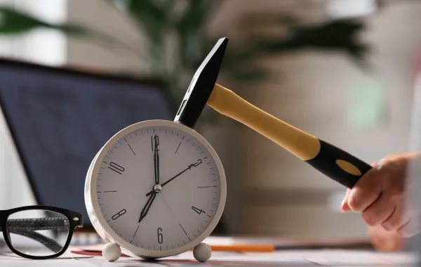 هل توترك مساء السبت دليل على مشكلة أعمق في علاقتك بالعمل؟