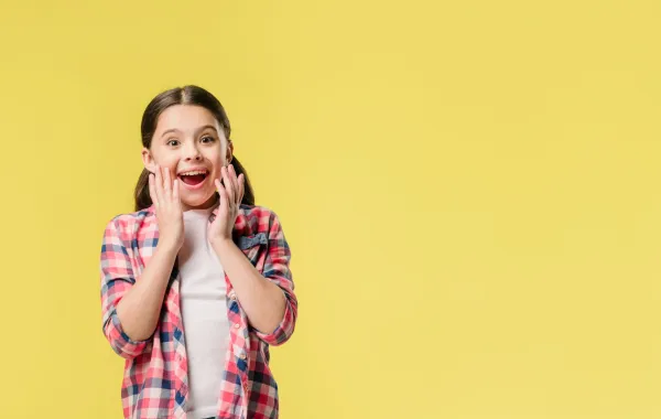 صورة لطفلة تستمتع بلغز مضحك