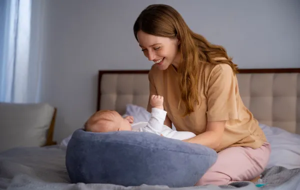 صورة لأم مع رضيعها في شهره الخامس
