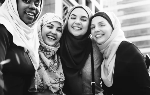 في يوم المرأة الإماراتية المصممة خديجة المازمي