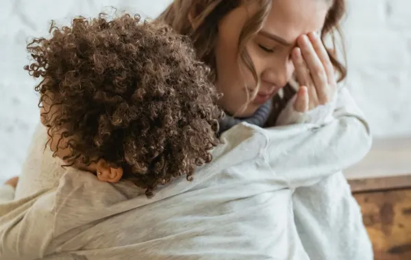 صورة أم تشعر بالإحراج
