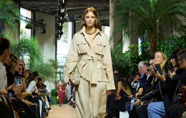 بدلة من إيلي صعب Elie Saab - الصورة من Launchmetrics/Spotlight ©
