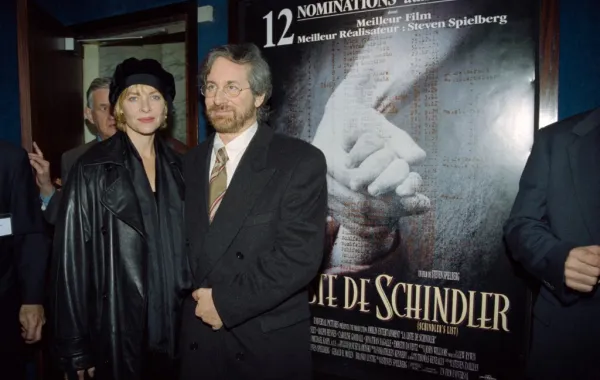 ستيفن سبيلبرغ وزوجته كيت كابشو في باريس (Steven Spielberg & wife Kate Capshaw in Paris). مصدر الصورة  DANIEL MORDZINSKI / AFP