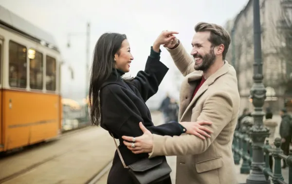 زوج يرقص مع زوجته ويودعها بمحبة
