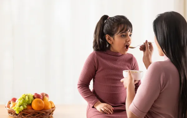صورة لطفلة تتناول الطعام