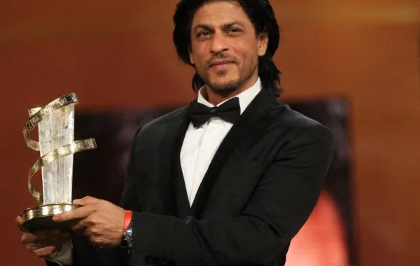 شاروخان Shahrukh Khan  يتسلم جائزة خاصة في مراكش – مصدر الصورة VALERY HACHE / AFP