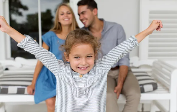 صورة لطفلة سعيدة وسط أسرتها