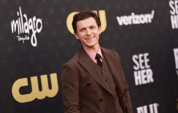 توم هولاند - Tom Holland Matt Winkelmeyer/Getty Images for Critics Choice Association/AFP (Photo by Matt Winkelmeyer / GETTY IMAGES NORTH AMERICA / Getty Images via AFP)