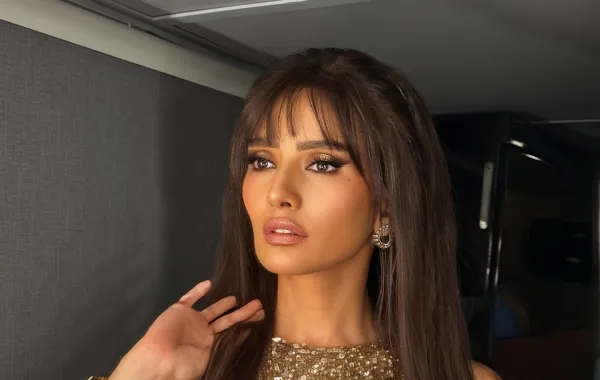 زينة بشخصية المذيعة فى فيلم الشيطان شاطر - الصورة من حسابها على انستغرام