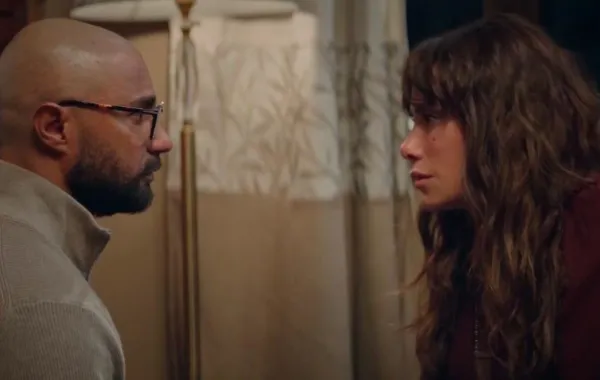 صبا مبارك وكريم فهمي - الصورة من المركز الإعلامي لمسلسل 220 يوم